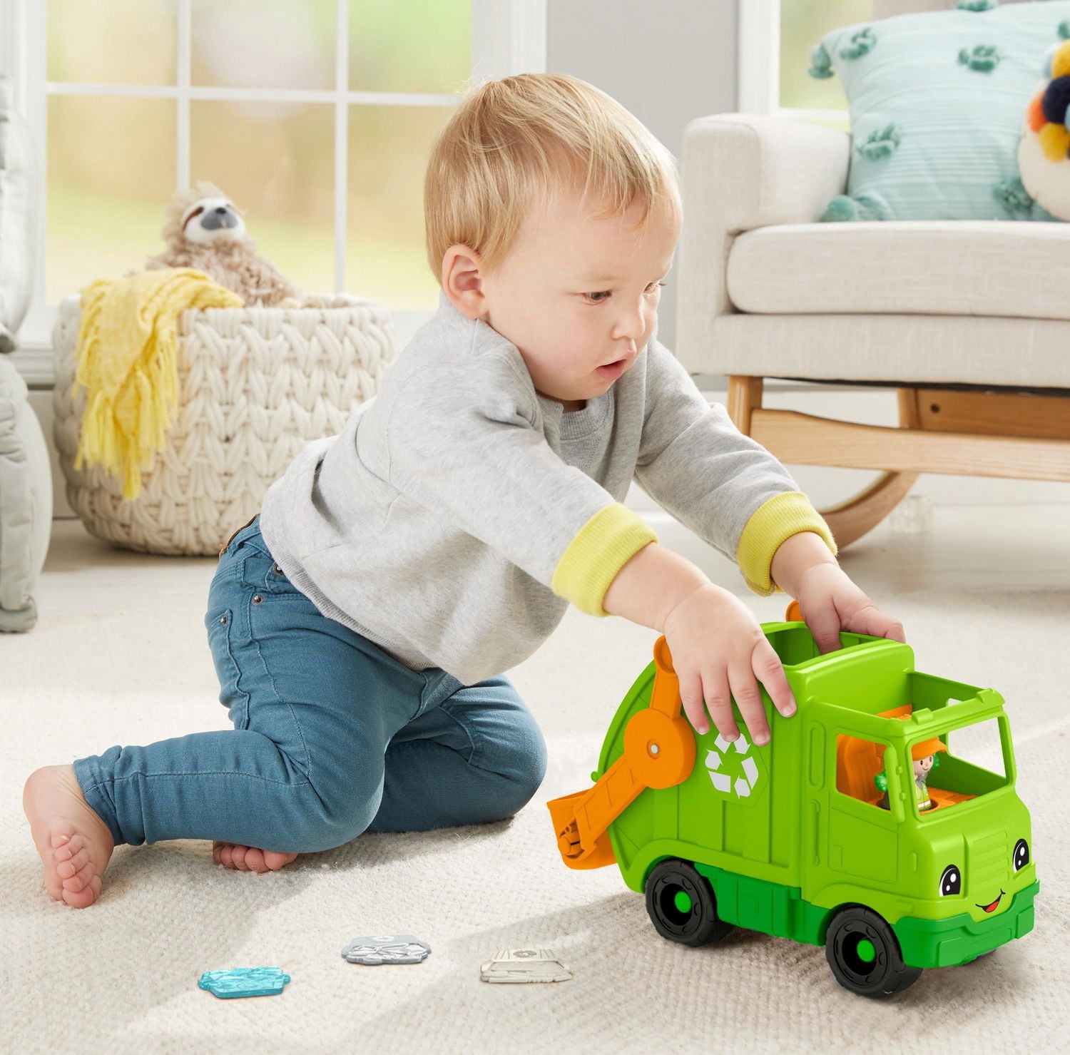 Fisher-Price Little People Recycling Truck Musical Toddler Garbage Toy Set, 5 Pieces