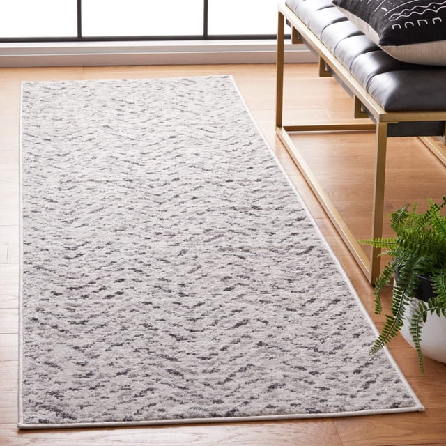 SAFAVIEH Adirondack Tapis Coureur à Chevrons Altan Ivoire et Charbon avec Motif à Chevrons, Fait de Fils de Polypropylène Faciles d'Entretien, Mesurant 2 Pieds 6 Pouces par 8 Pieds, Posé sur un Plancher de Bois Franc Clair à Côté d'Un Banc Rembourré Noir et d'Une Fougère en Pot, Idéal pour les Entrées Ou les Couloirs.