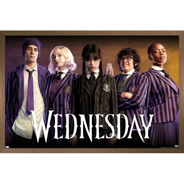 Wednesday - Affiche Murale de Groupe, 22,375 Po x 34 Po, Représentant Cinq Personnages en Uniformes Scolaires à Rayures Violettes et Noires avec Chemises Blanches et Cravates Noires, Debout sur un Fond Sombre et Ornemental avec le Titre « Wednesday » en Grande Police Gothique Blanche au Bas, Idéal pour la Déco Murale de la Maison Ou du Bureau.