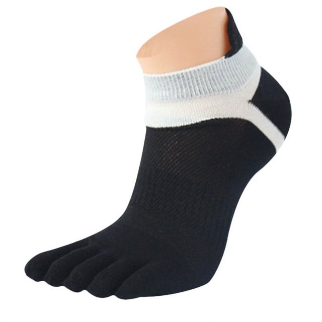 1 Pair MenMesh Meias Sports Running Five Finger Toe Socks BK. Black five-toe socks for men made of 70% combed cotton, 25% polyester fiber, and 5% spandex. Designed with a breathable mesh for moisture absorption and good elasticity, these socks provide comfort and flexibility during athletic activities. Measuring 23 cm (9.1 inches) in foot bottom length and 6 cm (2.4 inches) in sock leg length, they are ideal for running, fitness recovery, and enhancing athletic performance.