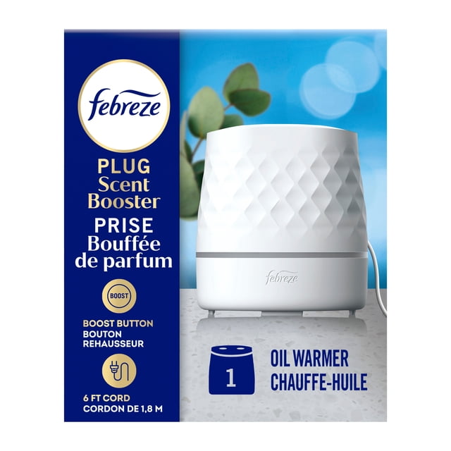 Febreze PLUG Scent Booster Diffuseur d'Huile à Parfum Continu en Blanc avec surface à Texture Diamant, Doté d'Un Cordon de 6 Pi (1,8 m) et d'Un Bouton de Survoltage pour une Intensité de Parfum Réglable, Installé sur une surface Grise avec Fond Bleu Flouté et Feuilles Vertes.