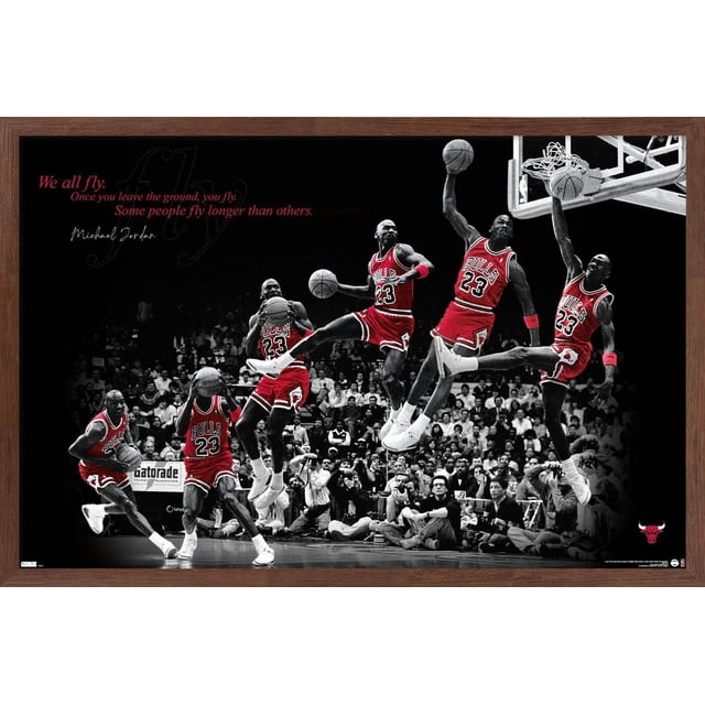 Michael Jordan - Affiche Murale Fly, 22,375 Pouces x 34 Pouces Encadrée Montrant une Séquence de Michael Jordan à Chicago Bulls Uniforme Rouge Numéro 23 Effectuant un dunk de basketball sur un Terrain avec une Foule et des Photographes en Arrière-Plan, Mettant en Vedette la Citation « We all Fly. Once you leave the ground, you Fly. Some people Fly longer than Other. » en Texte Rouge et Blanc sur Fond Noir, Convient à la Déco de Chambre de fan de sports