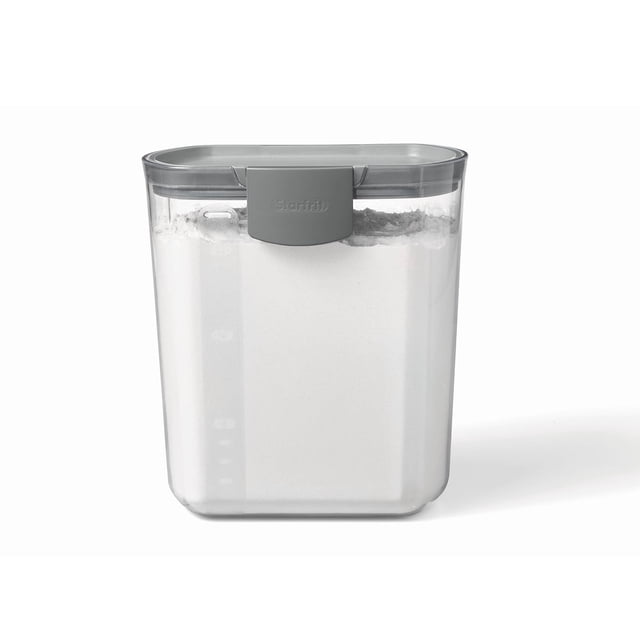 Starfrit Prokeeper Flour Container with Leveler, clear BPA-free plastic kitchen canister filled with white flour, gray airtight hinged lid with removable leveler, front graduated measurements for easy tracking, 6 lb (2.7 kg) capacity, dishwasher safe