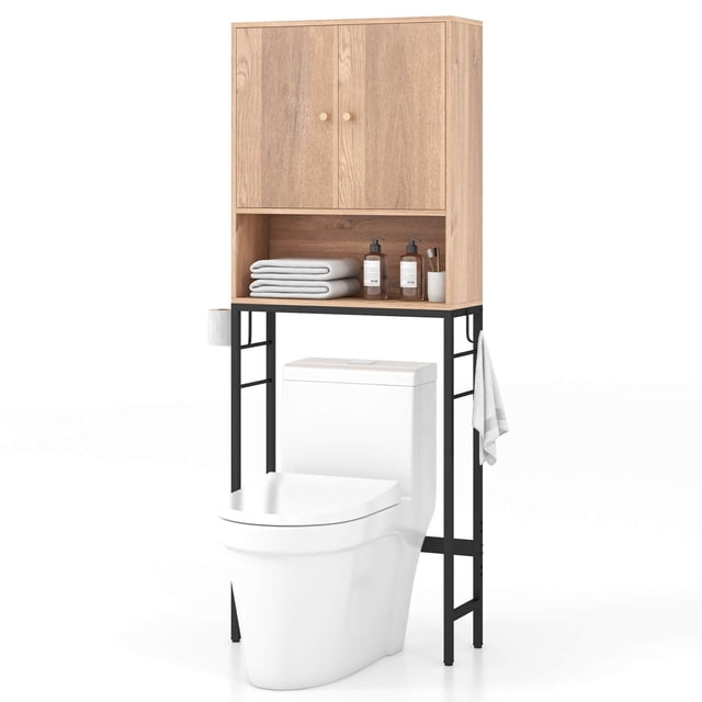 Costway Armoire de Rangement au-Dessus de la Toilette, Étagère Autoportante pour Toilette avec Tablette Ajustable, Fini Bois Naturel. l'Armoire Comprend un Compartiment Supérieur à Deux Portes, une Tablette Ouverte pour Articles de Toilette et un Cadre en Métal Noir Robuste avec Crochets Latéraux pour un Rangement Accru. Conçue pour s'Adapter à la Plupart des Toilettes standard, Elle Comprend une Barre Inférieure Ajustable et un Dispositif Anti-Basculement pour la Sécurité. Mesure 9 Pouces de Large, 25 Pouces de long et 62,5 Pouces de Hauteur.