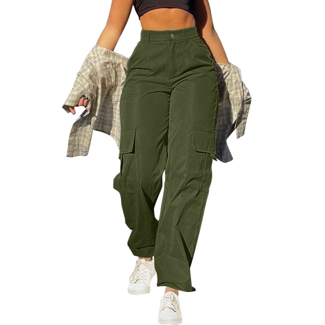 Timegard Pantalon Cargo pour Femmes Taille Haute Jambe Droite Actif Randonnée Pantalon d'Extérieur de Couleur Vert olive Uni. Ces Pantalons Présentent un design Taille Haute avec Jambes Droites, Multiples Poches Cargo et une Fermeture à Bouton. Fabriqués à Partir de 95 % polyester et 5 % Élasthanne, Ils Sont Légers, Respirants et Convenant aux Activités de Plein Air Ou aux Tenues Décontractées. le Modèle Agence les Pantalons avec un crop top Noir, une Chemise à Carreaux et des Espadrilles Blanches.