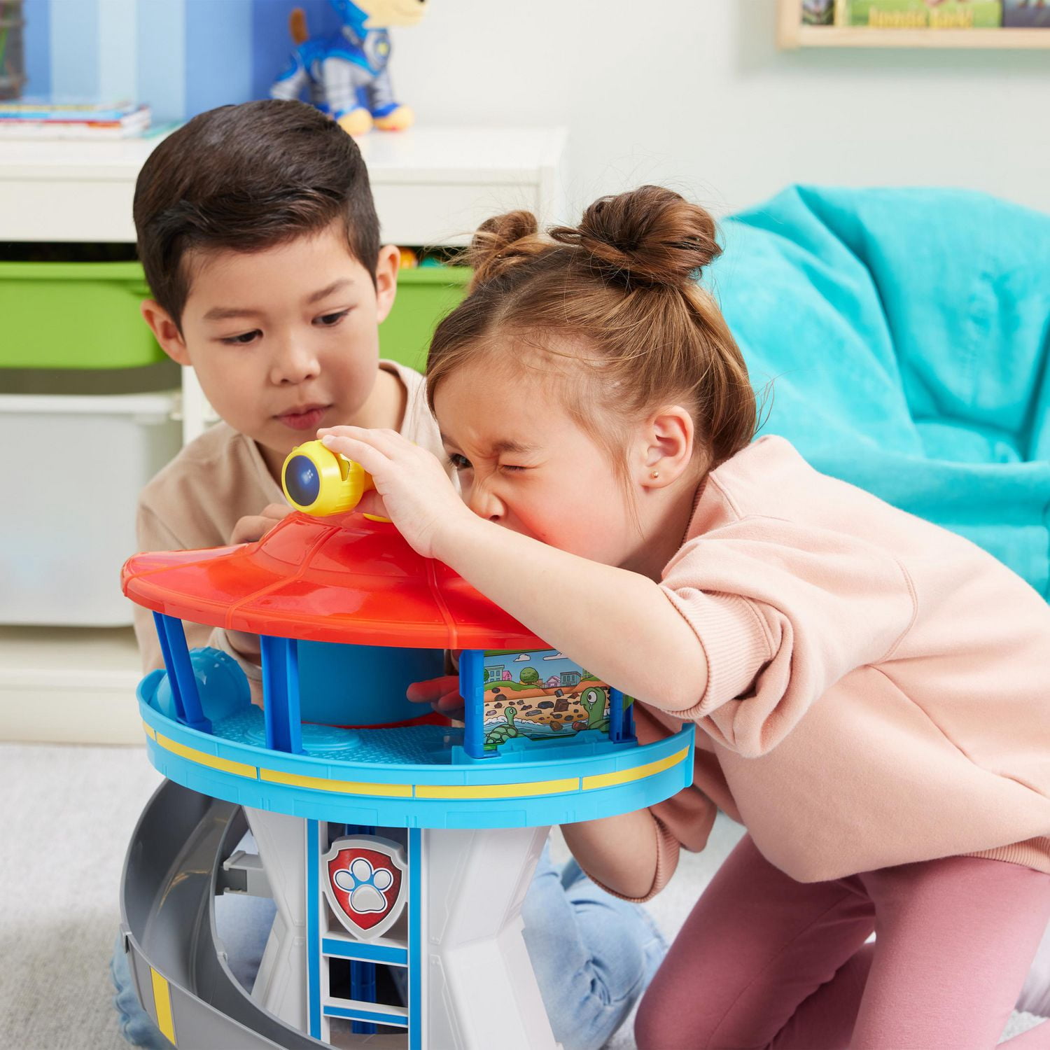 PAW Patrol Chase RC Action Cruiser, voiture télécommandée avec lumières LED et contrôleur facile à diriger, jouets de jeu imaginatif pour enfants garçons et filles de 3 ans et plus