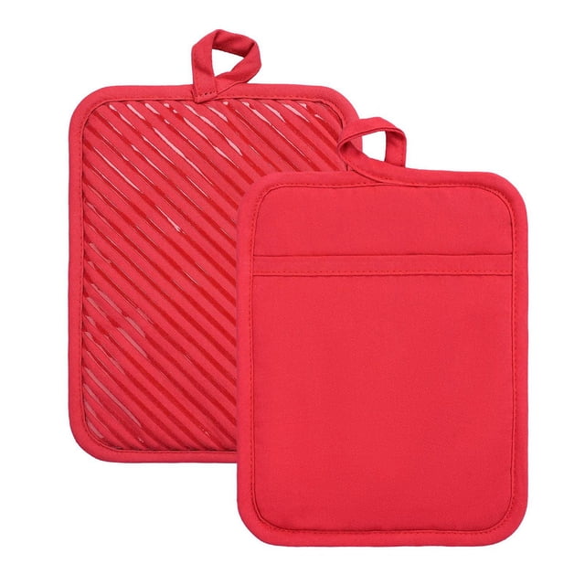 Fabstyles Ensemble de 2 Porte-Casseroles en Silicone Imprimé en Rouge, Comprenant un avec Prise en Silicone Texturée Diagonale pour une Résistance à la Chaleur Antidérapante et un avec Dos en Tissu Lisse et Boucles de Suspension, Convient pour l'Utilisation avec des Mitaines de Four et du Linge de Cuisine.
