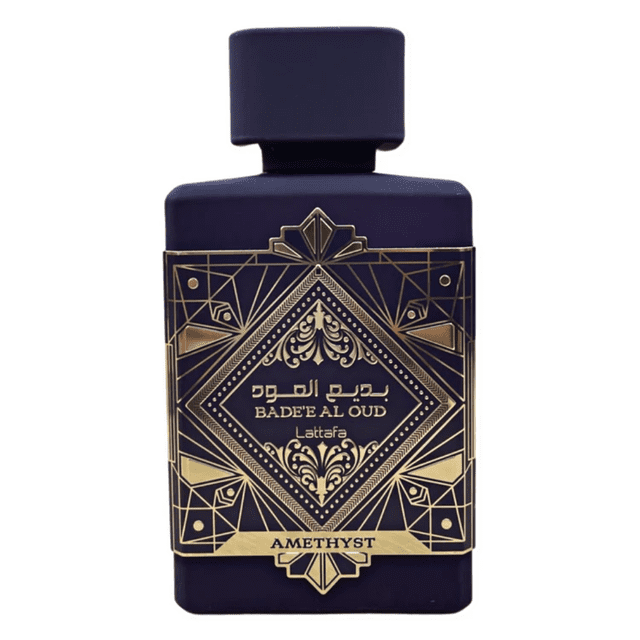 Badee Al Oud Améthyste EDP - 100 ml par Lattafa, une eau de parfum Luxueuse pour Femmes. la Bouteille Présente une Teinte d'Améthyste Profonde avec des Motifs Géométriques Dorés Complexes et une Calligraphie Arabe, Dégageant une Élégance. le parfum Combine des notes de Tête de Bergamote et de Poivre rose, des notes de Cœur de rose Turque, de rose Bulgare et de Jasmin, et des notes de base de Vanille, d'Ambre et d'Oud. Comprend une Pochette en Velours
