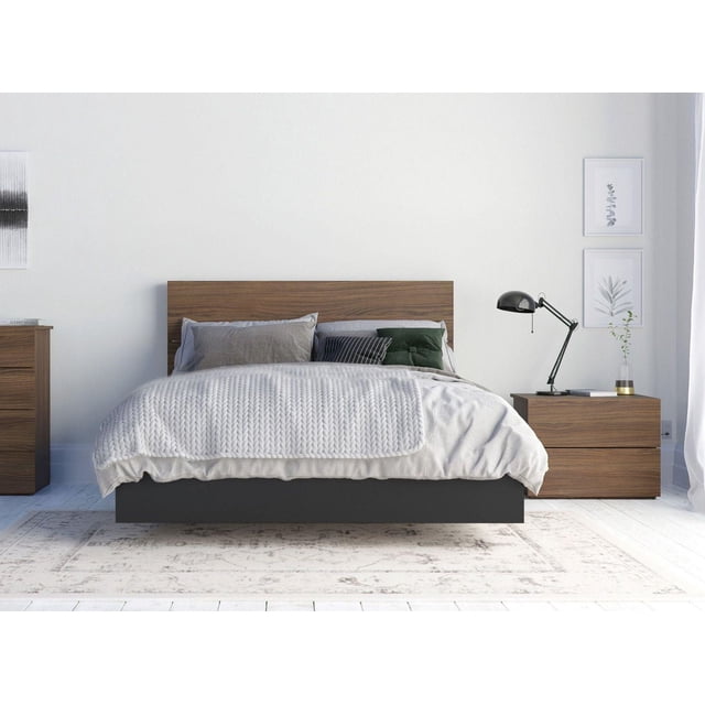 Solari Ensemble de Chambre 3 Pcs avec un Lit Flottant Doté d'Une Tête de Lit Fini Noyer et d'Une base Noire, Assorti à une Table de Nuit Assortie à Deux Tiroirs avec Glissades en Métal, Conçu dans une Chambre Minimaliste Lumineuse avec une Literie Neutre et des Coussins d'Accent.