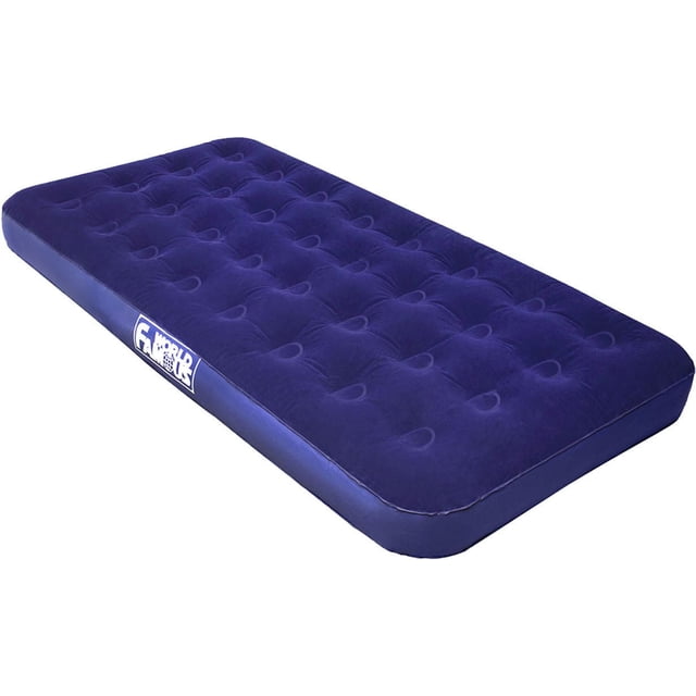 Haut en Velours Mondialement Célèbre Simple Air Bed Bleu avec Finition en Velours Floqué Doux sur le Dessus, construction à Poutre en Spirale, Côtés en Vinyle de Forte Épaisseur, et Double valve pour Gonflage et Dégonflage Rapides, Montré dans une Vue Inclinée 3/4 sur Fond Blanc, Mesurant 39 par 75 par 8,5 Pouces, Idéal pour le camping, l'Usage Domestique et l'Eau.