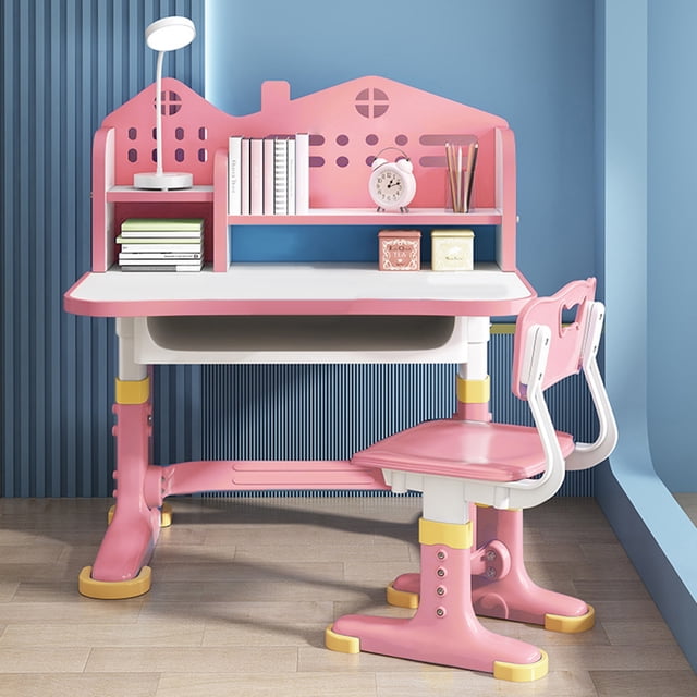 Ensemble Bureau et Chaise d'Étude pour Enfants à Thème Château en Rose, avec un design à Hauteur Ajustable et un Panneau Arrière en Forme de Château. le Bureau Comprend un Plateau Élargi avec Séparation Scientifique pour Organiser la Papeterie, un Tiroir de Rangement Spacieux et des Étagères pour Livres et Accessoires. Fait de Matériaux en Plastique et en Assiettes de Haute Qualité, la Chaise Ergonomique a un Dossier Ajouré pour la circulation de l'Air et une Hauteur Réglable pour Soutenir les Enfants en Croissance. l'Ensemble Est Exposé dans une Chambre pour Enfants à Éclairage Éclatant avec un Mur Bleu et un Plancher de Bois.