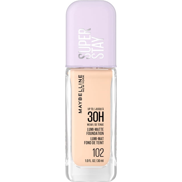 Maybelline New York Super Stay Lumi Matte Foundation Teinte 102 dans une Bouteille en Verre Rectangulaire Transparente avec un Bouchon Lavande Pâle Étiqueté « Super Stay » Offrant jusqu'à 30 Heures de Fond de Teint Liquide Léger et Longue Tenue avec une Finition Mate Lumineuse Convenant à Tous les types de Peau.