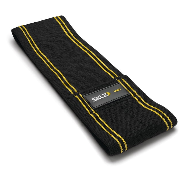 BAND de Hanches en Tricot PRO - MED, un BAND de Résistance en Tricot Noir avec Deux Rayures Jaunes et un Écusson logo SKLZ Cousu Étiqueté « Léger », Fabriqué à Partir d'Un Tissu durable Antidérapant pour l'Entraînement de la Résistance du Bas du Corps afin d'Améliorer la Mobilité et la Force pendant les Entraînements.