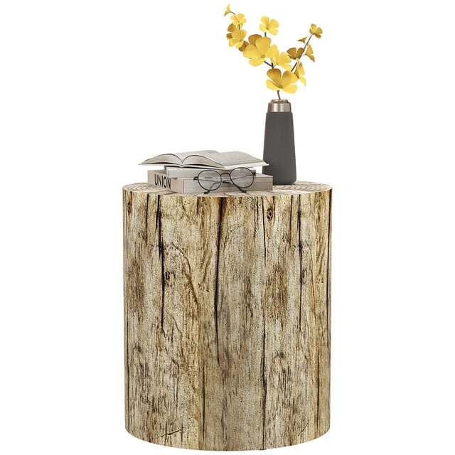 HOMCOM Tabouret pour Souche d'Arbre, Table d'Appoint en Béton avec Fini Grain de Bois. Cette Table d'Appoint Cylindrique Présente un Effet Réaliste de Grain de Bois dans une Couleur Naturelle, Imitant l'Apparence d'Une Souche d'Arbre. Fabriquée à Partir de Poudre de Minéral, Elle Est stable, Résistante à l'Humidité et Convient à une Utilisation Intérieure Ou Extérieure. la Table Comprend Quatre Patins de Pieds Ajustables pour Équilibrer sur les surfaces Irrégulières et une surface Peinte pour un Nettoyage Facile. Présentée avec des Articles Décoratifs Incluant un vase, des Livres et des Lunettes sur le Dessus