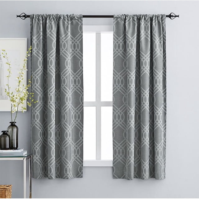 hometrends Zana Panneau Treillis Occultant Gris avec Tissage jacquard Complexe et Motif Treillis Géométrique Ondulé Emboîtable, Suspendu sur une Tringle Noire avec Poche pour Tringle de 3 Pouces, Couvrant Partiellement une Fenêtre dans une Pièce Gris Pâle, Conçu pour Assombrir la Pièce, Réduire le Bruit et Économiser l'Énergie, Lavable à la machine et Offert en 42 by 84 Ou 42 by 63 Pouces, Convient Aussi pour Améliorer l'Intimité et le Contrôle de la Lumière dans les Intérieurs de la Maison.