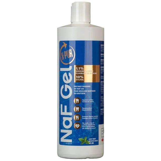 X-PUR Naf Gel Gel de Fluorure Haute Résistance pour Adultes Soins des Caries - Bouteille de 475 ml avec Étiquette Bleue et Blanche Présentant des Détails sur les Produits comme 1,1 % de Fluorure de sodium et 10 % de xylitol. Ce Gel de Soins Buccaux Met en Valeur la protection contre les Caries, la Reminéralisation de l'Émail et des Bienfaits de Formule Douce. la Bouteille Est Conçue pour un Brossage Quotidien Ou une Utilisation sur Plateau et Comprend une Légère Saveur Menthe.