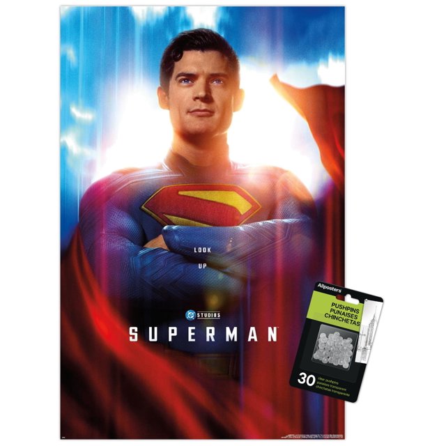 DC Studios Superman (2025) - Affiche Murale Gros Plan d'Une Feuille Représentant un Superman Orienté vers l'Avant avec des Bras Croisés, Portant un Complet Bleu Texturé avec un Emblème « S » Rouge et Jaune et une cape Rouge Fluide, sur Fond Bleu et Blanc Vif, Imprimée sur Papier d'Art photo Lustré, Comprend 30 Punaises Transparentes pour une Suspension Facile, Idéale pour la Déco Murale de la Maison Ou du Bureau.
