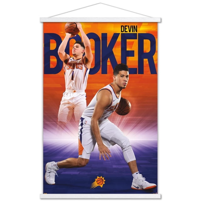 NBA Phoenix Suns - Devin Booker 18 Affiche Murale, 22,375 Po x 34 Po Encadrée, Présentant Deux images d'Action de Devin Booker en Uniforme Blanc des Phoenix Suns avec accents orange et Violet, l'Un Tirant et l'Autre Dribblant un Ballon de basketball, sur un Fond Dégradé orange et Violet avec Grand Texte Bleu Marine « Booker » et le logo des Suns au Bas, Idéale pour la Déco de Chambre à Thème Sportif Ou les collections de Fans.