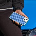 thumbnail image 3 of Caseco Étui à Motif Damier Bleu MagSafe pour iPhone 14, 3 of 5