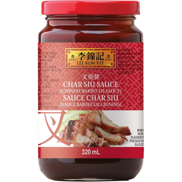 LKK SAUCE CHAR SIU dans un Pot en Verre de 320 ml avec Couvercle Rouge, Présentant la Marque Lee Kum Kee et un Texte de SAUCE de barbecue Chinois Bilingue, avec une image de Porc CHAR SIU Tranché, Parfait pour Marinade, Cuisson, Barbecues sur Viande, Poulet Ou Fruits de Mer, et Souvent Utilisé comme SAUCE pour Trempette.