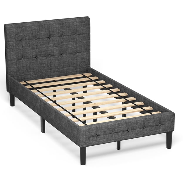 Costway Cadre de Lit Double Rembourré avec Tête de Lit Capitonnée à Boutons en Tissu Gris. Conçu comme Base de Matelas, Il Présente des Lattes en Bois Massif, une construction Robuste en MDF et Bois, et 11 Pieds Stables pour la Durabilité. Comprend un Espace de Rangement sous le Lit de 7 Pouces et des rails Latéraux Rembourrés pour une protection Accrue. design Moderne Convenant à Divers styles de Chambre.
