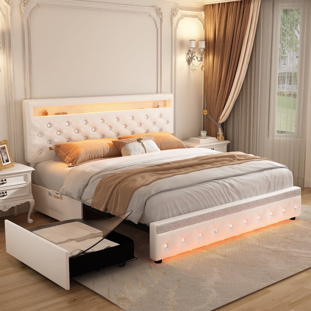 SIBEDS Cadre de Lit en Cuir PU Blanc avec Tête de Lit Réglable et 2 Tiroirs Pochettes, Double. Ce Cadre de Lit Moderne Présente un design Capitonné en Cuir PU Blanc avec Éclairage LED Intégré Qui Se Synchronise avec la Musique, Créant une ambiance Personnalisable. la Tête de Lit Ajustable Comprend une Tablette Intégrée, Tandis Que Deux Tiroirs de Rangement et Poches Latérales Offrent une Organisation Pratique. le Cadre de Plateforme Robuste Est Présenté dans un Cadre de Chambre Luxueux avec des Rideaux Beiges et un Décor Classique.