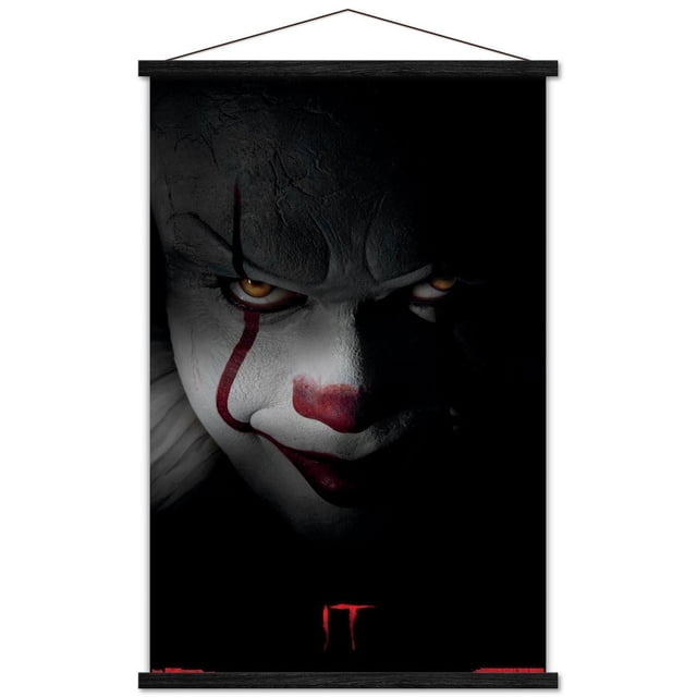 IT - Pennywise Affiche Murale, Affiche Encadrée 22,375 Pouces x 34 Pouces Montrant un Gros Plan Sombre du Visage Blanc Fissuré et du Col à Volants du clown Pennywise sur le Côté Gauche, avec le logo IT Rouge Centré au Bas sur un Fond Noir, Conçue pour la Déco de la Maison et Facile à Accrocher.