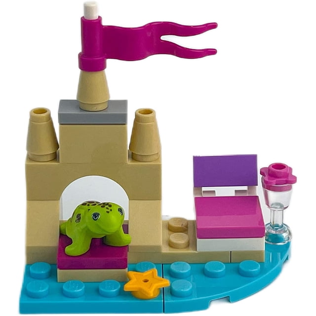 LEGO Friends Ensemble d'Accessoires : Tortue sur une Plage (25 Pcs) Présentant un Petit Château de Sable avec un Drapeau magenta, une figurine de Tortue Verte sur une Plateforme magenta, une Chaise Longue Violette et Blanche, une Fleur Rose dans un vase Transparent, et une Étoile de Mer Jaune sur une base Bleue. Compatible avec d'Autres Ensembles LEGO et d'Environ 2 Pouces de Hauteur.