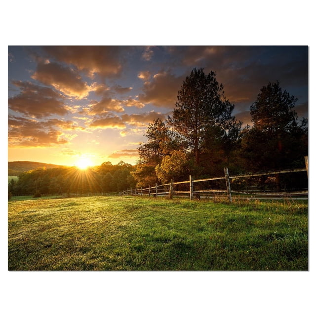 Designart Ranch Clôturé au Lever du Soleil Art Mural sur Toile Dépeint un Paysage avec une Clôture en Bois Traversant un Champ Herbeux Vert à Côté de Grands Arbres, sous un Ciel Partiellement Nuageux avec un Lever de Soleil Lumineux. Cette Impression sur Toile de Coton Enveloppée de Galerie Ajoute un Charme Campagnard et Arrive Prête à Accrocher.
