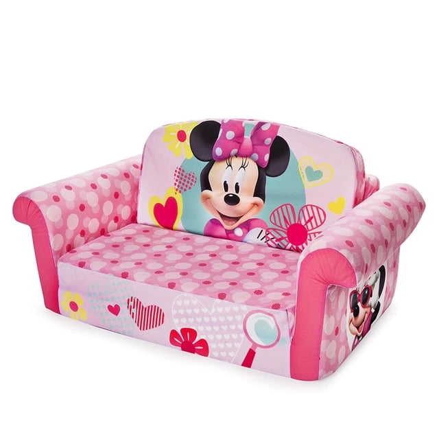 Marshmallow Furniture Canapé-Lit en Mousse 2-en-1 pour Enfants à Ouverture Rabattable avec un Thème Minnie Mouse. Ce Sofa Rose Format Tout-Petit a un Motif à Pois et des accents de Cœurs et de Fleurs Colorés. Il Se Déplie en Méridienne de 39 Pouces, Idéal pour s'Asseoir, Se Détendre Ou Faire la Sieste. Fabriqué en Mousse Légère avec une Housse Amovible en polyester Lavable à la Machine, Il Est Facile à Nettoyer et à Déplacer. Conçu pour les Enfants de 2 Ans et Plus, Il Supporte jusqu'à 100 Livres et Mesure 16