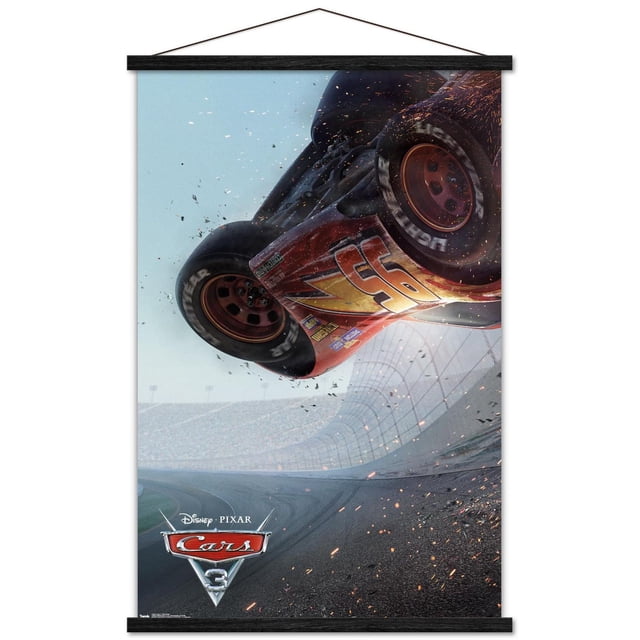Disney Pixar Les Bagnoles 3 - Affiche Murale en une Feuille, 22,375 Po x 34 Po Mettant en Vedette une Voiture de Course Rouge Numéro 95 Se Renversant en l'Air sur un Piste de Course avec Étincelles et Débris en Vol, Sièges de Stade et Clôture de Sécurité en Arrière-Plan, Convient à une Déco de Pièce Vibrante dans les Chambres Ou les Bureaux.