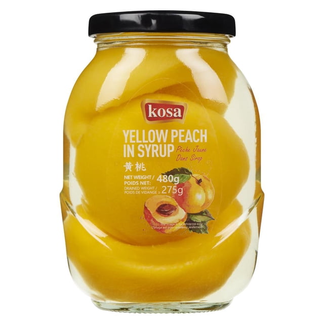 Kosa Pêche Jaune dans du Sirop dans un Pot en Verre, Vue Frontale d'Un Pot en Verre Transparent Contenant des Moitiés de Pêche Jaune Pelées dans du Sirop; note sur les Spécifications du Produit les Pêches Aident à Apaiser un Estomac Mécontent et à Soulager la Diarrhée et les Gaz. Communément Utilisées comme Garniture de Pêches en Conserve pour Collations Ou Desserts et Souvent Ajoutées au Yogourt Ou aux Pâtisseries.