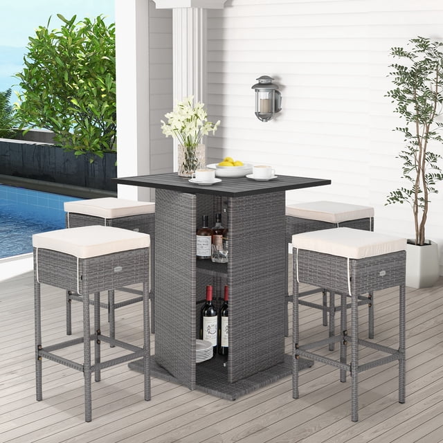 Costway Ensemble de 5 Pcs de Tables de Bar d'Extérieur en Osier avec Étagères de Rangement Cachées, Comprenant une Table de Bar en Rotin PE Gris Mixte avec un Plateau en PS Antirouille et Quatre Tabourets de Bar Rembourrés avec Coussins Beiges. la Table de Bar Comprend des Étagères Cachées pour Ranger les Boissons et les Essentiels. Convient aux Contextes de Cour Arrière, au Bord de la Piscine Ou au Jardin.