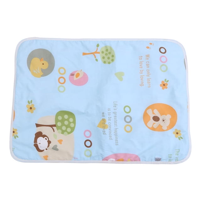 Qiilu Tapis à Langer, un Tapis d'Urine en Coton pour Bébé Conçu pour le Changement de Couche et la protection de la Literie. Présente un Matériau en Coton Doux avec un Motif de Paradis Bleu, Décoré d'Illustrations Ludiques d'Animaux et de nature. Imperméable, Absorbant, et Mesure 50 x 70 cm, Convient aux Âges de 0 à 3 Ans, et Idéal pour la Maison Ou les Voyages.