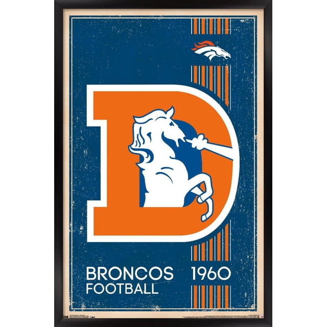 NFL Denver Broncos - Affiche Murale Rétro Logo 14, 22,375 Pouces x 34 Pouces Montrant une Affiche Encadrée de Style Vintage avec un Grand D orange Contenant un Cheval bronco Blanc Élevant sur un Fond Texturé Bleu, Accentuée de Rayures Verticales orange et Blanches, avec « Broncos FOOTBALL » et « 1960 » comme Texte au Bas et un Petit Logo Tête de bronco Près du Haut à Droite, Imprimée sur Papier Brillant Convenant à la Déco de Chambre de fan de sports.