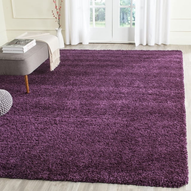 Safavieh California Tapis Shag Uni en Peluche pour Aire, Violet Riche avec un Empilage de Polypropylène super dense de 4,5 Kg/m2, Exposé sur un Plancher de Bois Clair dans une Pièce Lumineuse avec un Banc Gris, des Livres, un Jeté Crème et des Rideaux Blancs au-Dessus de Portes en Verre, Idéal pour Ajouter Douceur et Chaleur aux Espaces de Vie.