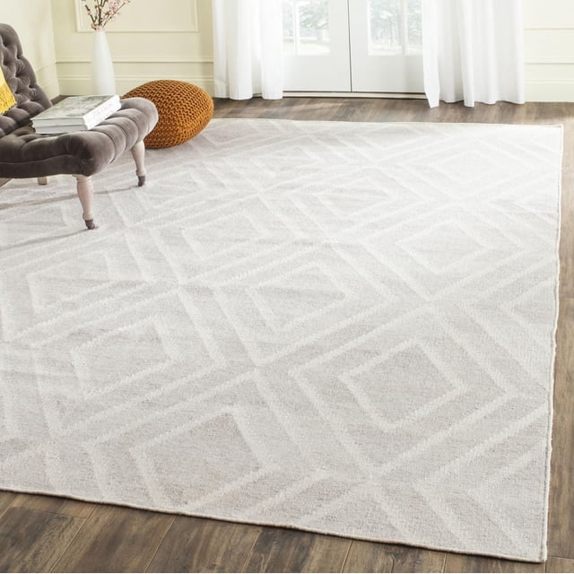 Safavieh Kilim Lorcan Tapis à Losanges Géométriques pour Aire avec Laine Tissée à Plat Présentant un Subtil Motif de Losanges Géométriques en Couleur Neutre Claire, Exposé sur Planchers de Bois Franc dans une Pièce Éclatante avec une Chaise Gris Tuftée et un pouf Tricoté orange, Convient pour Ajouter un style durable d'Inspiration Tribale aux Intérieurs de la Maison.