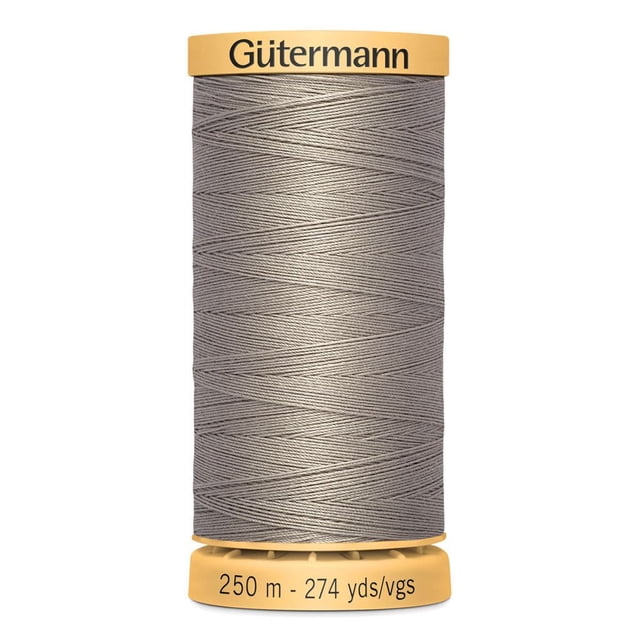 GUTERMANN Fil de Coton 50wt en Gris, Fil de Coton 100 % Naturel Enroulé Serré avec texture Lisse sur une Bobine en Plastique beige Étiquetée avec le Nom de Marque et une Longueur de 250 m (274 yds), Idéal pour les notions de Couture, la Courtepointe et les Projets de Broderie.