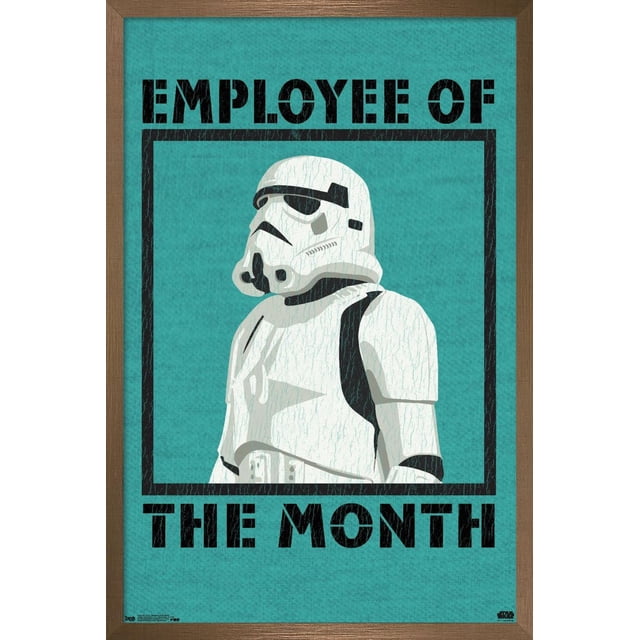 Star Wars : Saga - Affiche Murale de l'Employé du Mois, 22,375 Po x 34 Po, Représentant un Stormtrooper Blanc en Armure, Centré sur un Fond Texturé Sarcelle avec Texte au Pochoir Noir Audacieux Lisant « Employé du Mois » Encadré en Bois Brun. Imprimée sur Papier d'Affiche Lustré, Convient à la Déco Maison, au Bureau Ou à l'Art Mural de Dortoir.