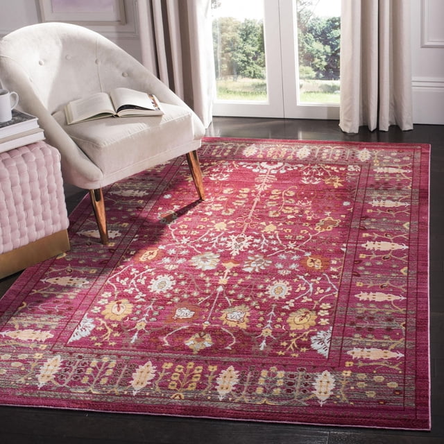 Safavieh Valencia Tapis Traditionnel Grigor en Rouge Foncé avec des motifs Floraux Complexes et d'Inspiration Persane, une Bordure Détaillée et des Bords Dentelés, Posé sur un Plancher de Bois Franc Foncé à Côté d'Une Chaise Rembourrée beige et d'Un ottoman Tissé Rose Près de Portes en Verre avec des Rideaux beige, Idéal pour Rehausser la Déco du Salon.