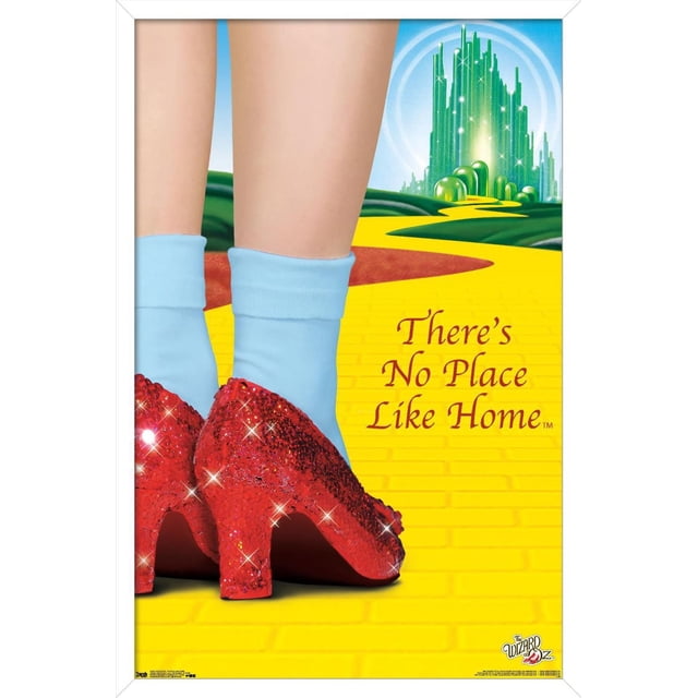 Le Magicien d'Oz - Affiche Murale « No Place Like Home », 22,375 Po x 34 Po Représentant des Jambes en Chaussettes Bleu Pâle Portant des Talons Pailletés Rouges Étincelants Debout sur une Route de Briques Jaunes Menant à une Ville Émeraude Verte Lumineuse sous un Ciel Bleu, avec la phrase « There's No Place Like Home » en Écriture Rouge sur le Côté Droit.