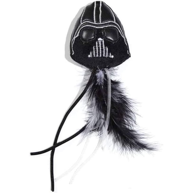 Silver Paw Star Wars Darth Vader Jouet pour Chat Présentant une Tête de Casque Darth Vader en Tissu Noir avec des Détails Cousus Blancs, Fixé aux Plumes Noires et Blanches et aux Cordons Élastiques, Comprend de l'Herbe à Chat Cachée pour un Jeu Interactif, Convient aux Chats et aux Chatons.