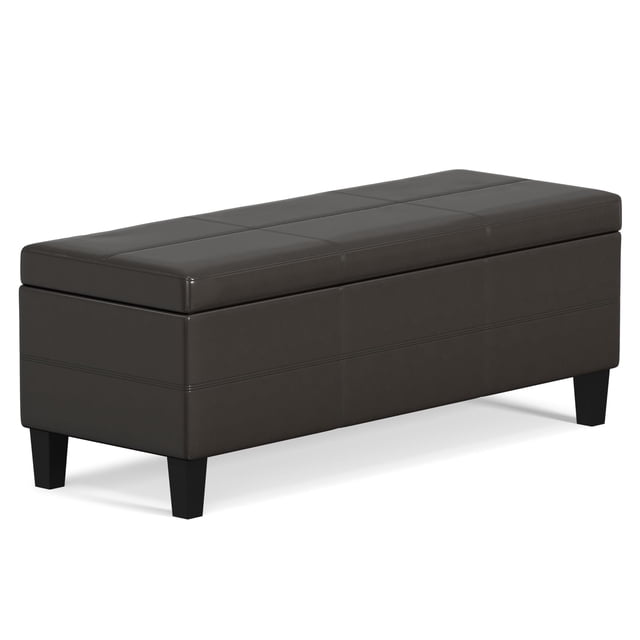 Simpli Home Afton 48 Pouces Banc Rectangulaire de Rangement en Similicuir Ottoman Brun Tanner. Rembourré en Similicuir durable avec Surpiqûres Supérieures Détaillées, Doté d'Un Couvercle à Plateau Relevable avec Charnière de Sécurité pour Enfant et Grand Espace de Rangement Intérieur. Fabriqué en Bois Massif, Bois d'Ingénierie et Mousse. Idéal comme Meuble de Salon, Banc d'Entrée, Repose-Pieds Ou Pièce d'Accent. Dimensions : 18"D x 48"W x 18.5"H.