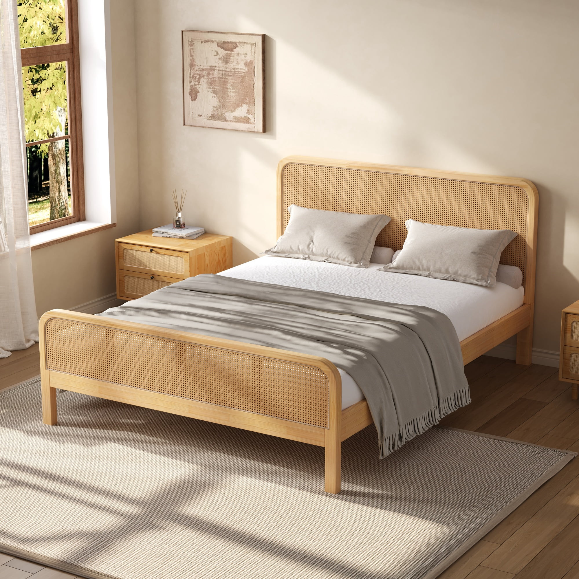 Lit de plateau en rattan moderne Noble House, dossier et pieds en cannelure avec panneaux tissés naturels, cadre de lit à l'âge d'or, noyer