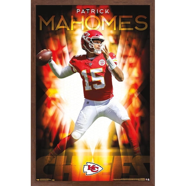NFL Kansas City Chiefs - Patrick Mahomes II Affiche Murale 18, 22,375 Po x 34 Po Encadrée Représentant un Joueur de football en Numéro Rouge 15, Chandail des Chiefs et Pantalon Blanc en pose de Lancer Tenant un Ballon de football, sur Fond d'Éclatement orange Vif et Jaune avec le logo des Chiefs au Bas, Encadrée en Bois Foncé. Idéale pour la Déco de Chambre de fan de sports Ou la Décoration de Fête.
