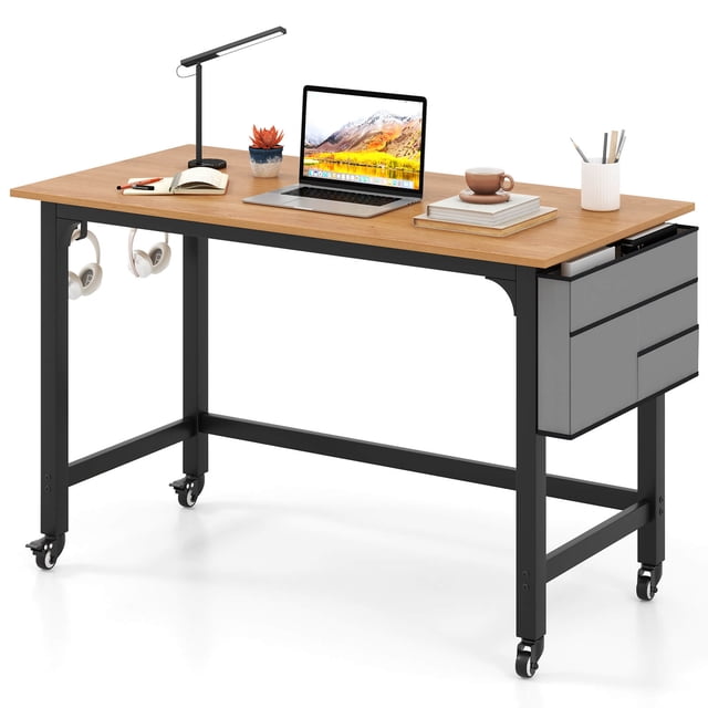 Costway Bureau d'Ordinateur Roulant avec Cadre en Métal et Dessus en Bois, Doté d'Un Spacieux Bureau de 48 Pouces en Fini Naturel. Comprend un Sac de Rangement en Tissu Détachable sur le Côté Droit et Deux Crochets en Métal sur le Côté Gauche pour Écouteurs Ou Accessoires. le Bureau Est Supporté par un Cadre en Métal Noir Robuste Enduit de Poudre avec une structure Triangulaire pour la Stabilité. Équipé de Quatre Roulettes, Deux d'Entre-Doigts Verrouillables, pour une Mobilité Facile et un placement Sécuritaire. Idéal comme Bureau d'Ordinateur, Bureau d'Étude Ou Poste de