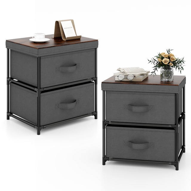 Gymax Ensemble de 2 Pcs Commode à 2 Tiroirs Organisateur de Rangement en Tissu Table de Chevet Table de Sofa en Gris et Brun Rustique. Chaque Unité Présente un Cadre Métallique Robuste, Deux Tiroirs en Tissu Pliants avec Poignées Pratiques, et un Dessus de Table en MDF Imperméable. le design compact Mesure 16 Pieds' x 12 Pieds' x 17 Pieds' (L x L x H), le Rendant Adapté aux Chambres, Salons Ou Entrées. le style Rétro-Industriel Complète la Déco Moderne, et le Grand Dessus Offre de l'Espace pour des Essentiels comme des Livres, une Déco Ou une Tasse de Café. Facile à Assembler Sans Outils Ni Vis