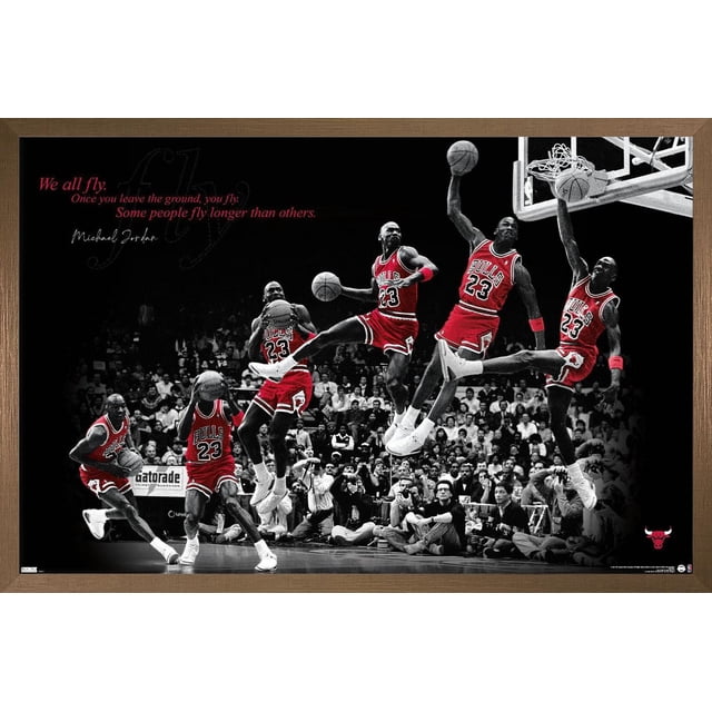 Michael Jordan - Affiche Murale Fly, 22,375 Pouces x 34 Pouces Encadrée Représentant une Séquence Noir et Blanc de Michael Jordan à Chicago Bulls Maillot Rouge Numéro 23 Effectuant un dunk de basketball avec Plusieurs Photos d'Action à Travers le Cadre, contre une Arène Remplie de Foules et des Photographes, avec la Citation « Nous Volons Tous. une Fois Que Vous Quittez le Terrain, Vous Volez. Certaines Personnes Volent Plus Que d'Autres. »