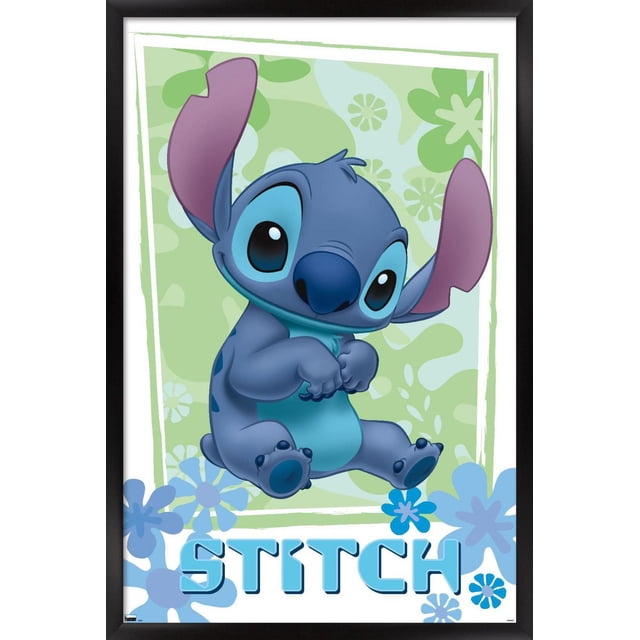 Disney Lilo and Stitch - Affiche Murale de Fleurs, 22,375 Pouces x 34 Pouces Encadrée avec une illustration de Dessin Animé Centrée et Orientée vers l'Avant de Stitch, un Personnage Extraterrestre Bleu avec de Grandes Oreilles Violettes et des Yeux Noirs, Assis sur un Fond Vert à Motif floral avec des Fleurs Bleues et le Mot « Stitch » en Lettres Bleues Audacieuses au Bas, Encadré en Noir avec une Finition Satinée, Idéal pour la Décoration Murale de Chambre Ou de Chambre d'Enfant.
