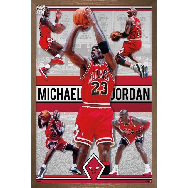 Michael Jordan - Affiche Murale Collage, 22,375 Pouces x 34 Pouces, Présentant Plusieurs Photos d'Action de Michael Jordan avec Son Chandail Chicago Bulls Rouge Numéro 23, Exécutant des Mouvements de basketball Tels Que le Tir, le Dribble et la Défense, sur Fond avec des Bannières de Championnat NBA Chicago Bulls et le logo des Bulls au Bas, Imprimée sur du Papier d'Affiche Lustré, Convenant à la Déco de la Maison et aux Amateurs de sports.